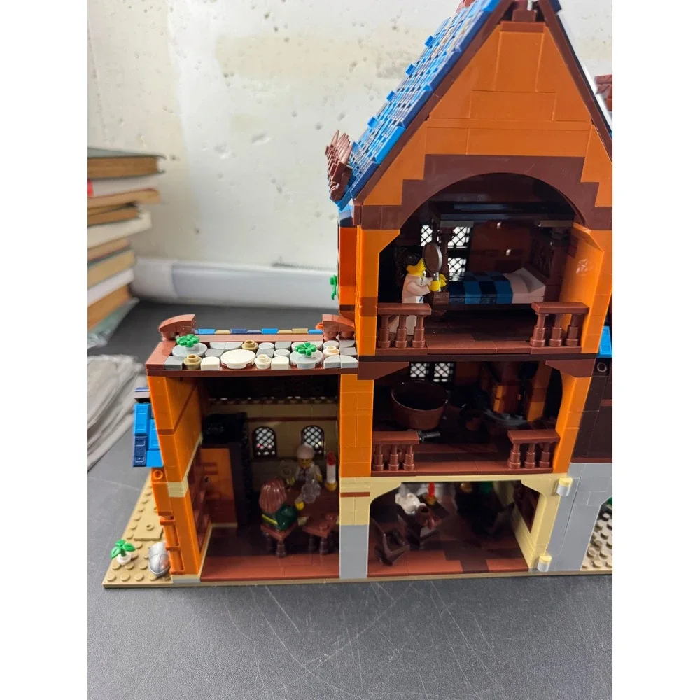 Jie Star Medieval Scholars Retreat and Alchemist Shop Building Set with 8 Mini